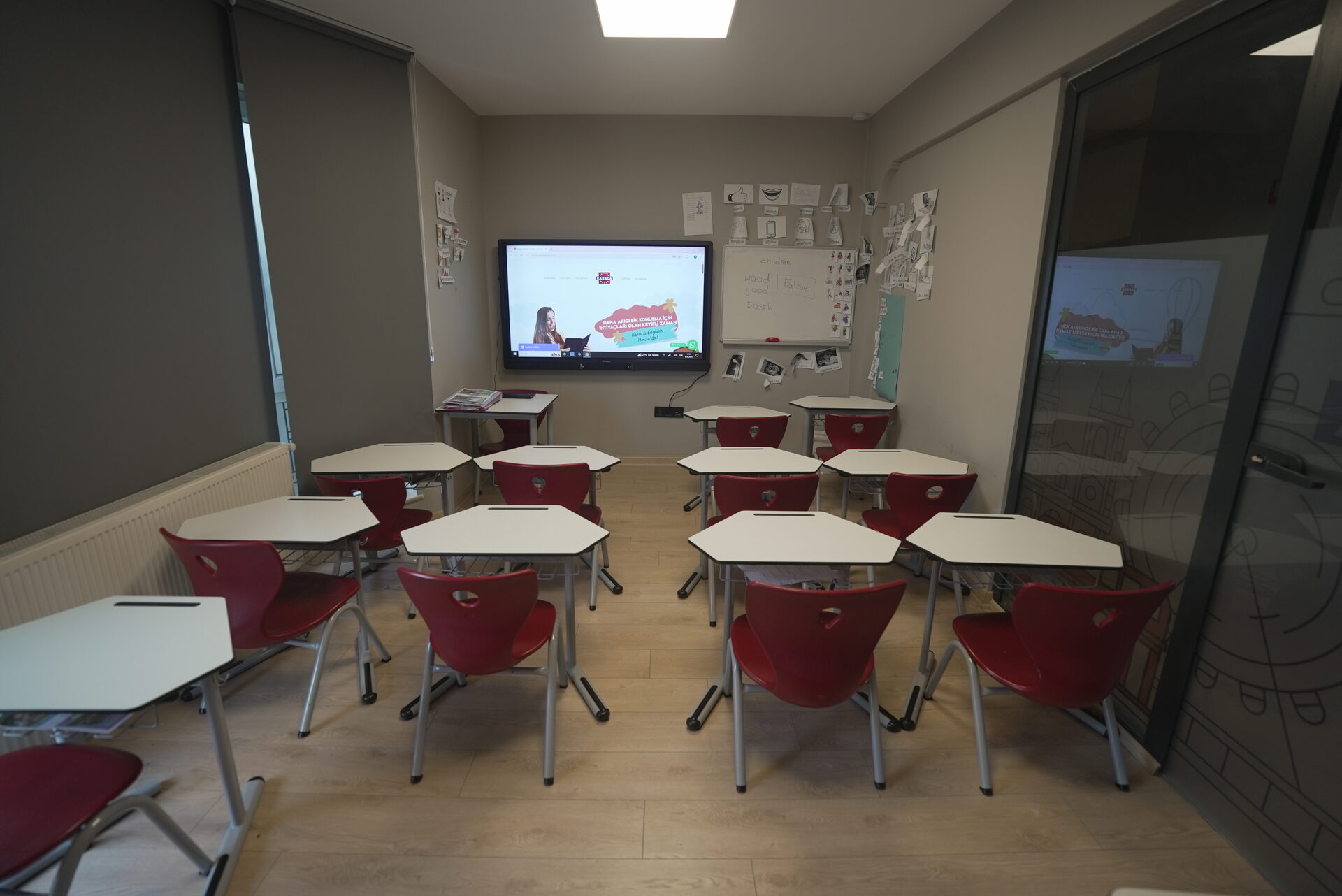 Karaca English House akıllı tahtalı derslik