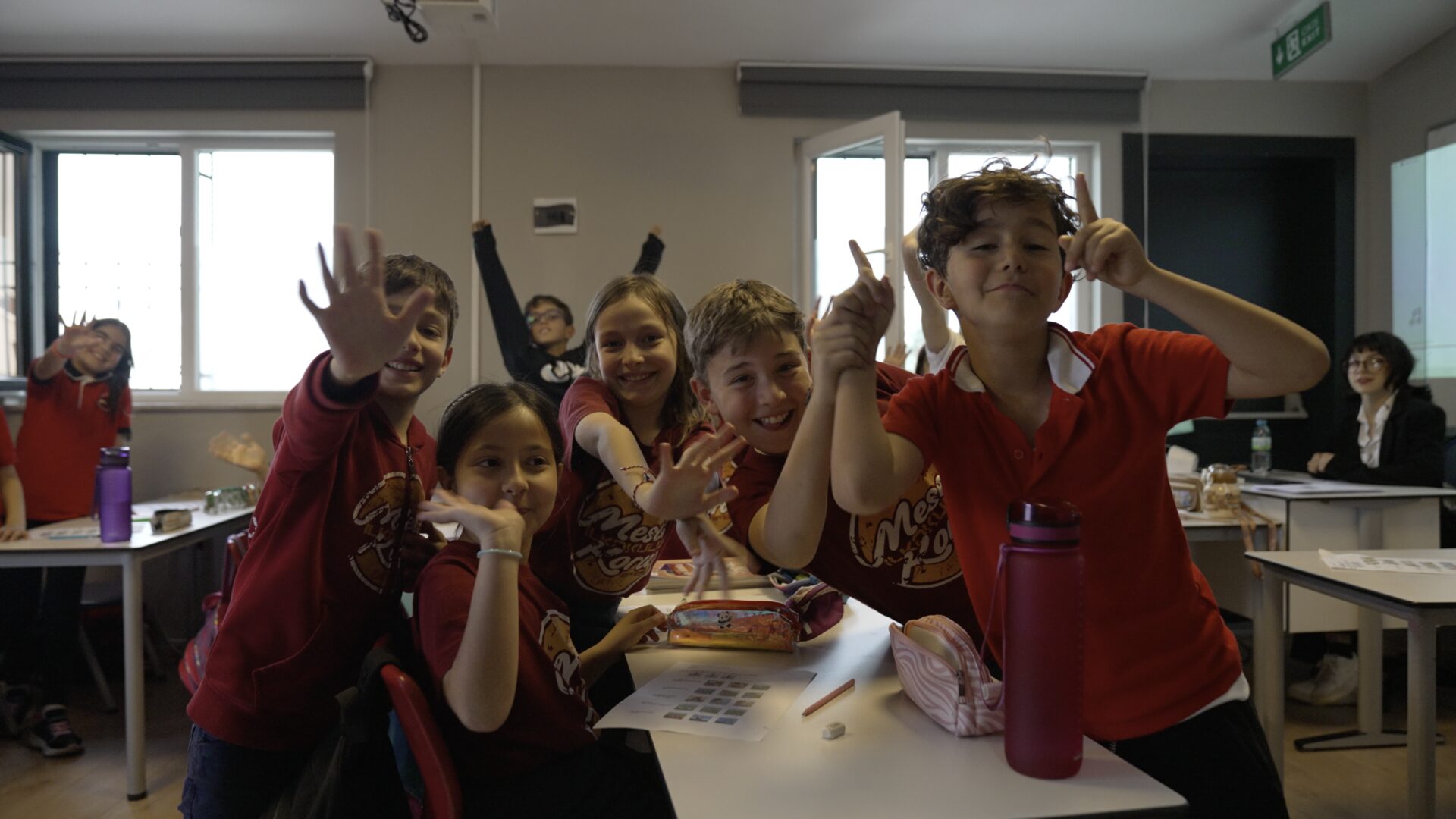Karaca English House sınıfında mutlu öğrenciler - Çankaya Ankara çocuk İngilizce